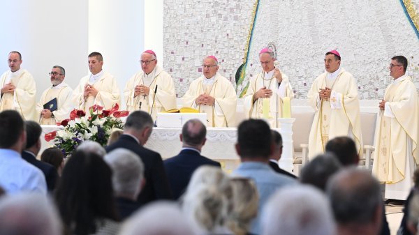Misa u Crkvi Gospe Velikoga Hrvatskog Krsnog Zavjeta