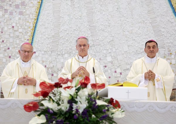 Misno slavlje u Crkvi Gospe Velikog Hrvatskog Krsnog Zavjeta u Kninu