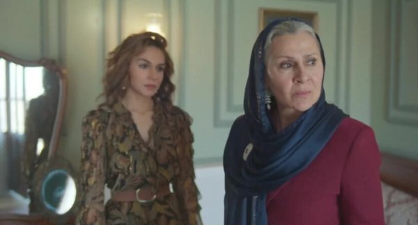 Nare (Sahra Şaş)i majka Sadakat (Gonca Cilasun)