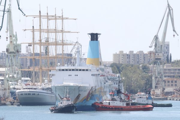 Split: Uplovljavanje broda s azbestom Moby Drea u splitski škver.
