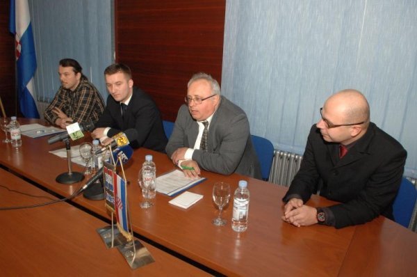 Miljenko Jerneić je 2013. potpisao koalicijski sporazum s predsjednikom Zelene stranke Robertom Špoljarom i predsjednikom HDZ-a Krapinsko-zagorske županije Žarkom Tušekom Pixsell