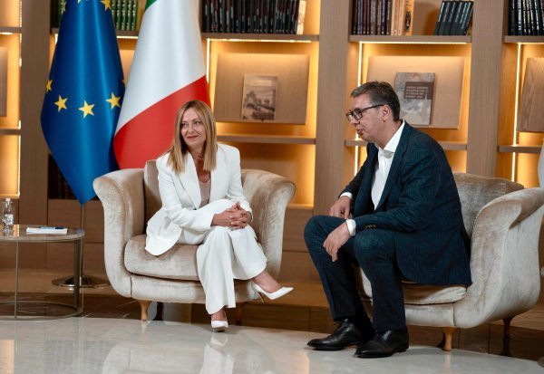 Jedini trenutak relaksacije za Vučića bio je kad je u fotelju posjeo talijansku premijerku Meloni