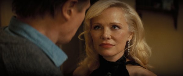 Liam Neeson kao Frank Drebin Jr. i Pamela Anderson kao Beth