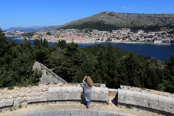 Pogled s Fort Royala na vrhu otoka zahvaća zidine i Elafite