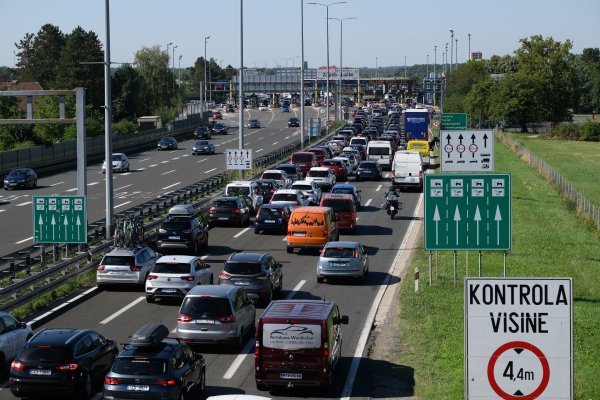 Gužve i zastoji prema moru i unutrašnjosti, kolone pred naplatama