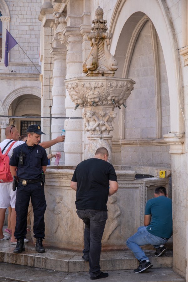 Oštećena Mala Onofrijeva fontana