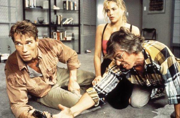 Arnold Schwarzenegger i Sharon Stone na setu filma 'Totalni opoziv'