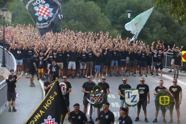 Mimohod navijača u Kninu