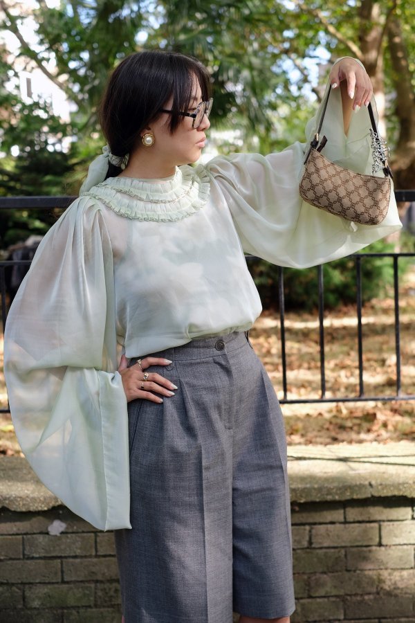 Retro elegancija i boemski šarm: Bluza iz 70-ih postala je najpoželjniji komad sezone