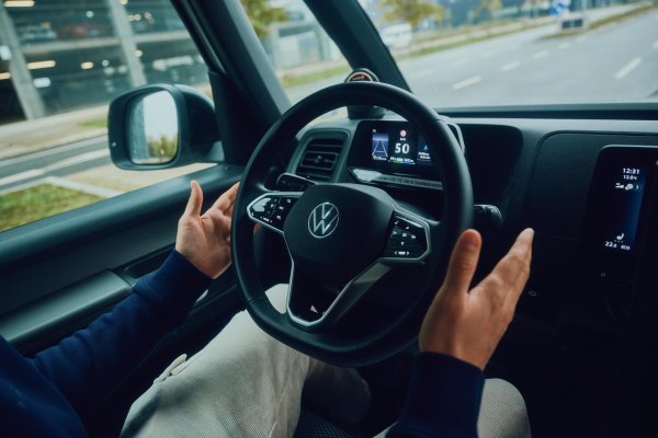 Bosch i CARIAD čine automatiziranu vožnju još sigurnijom i praktičnijom uz pomoć umjetne inteligencije