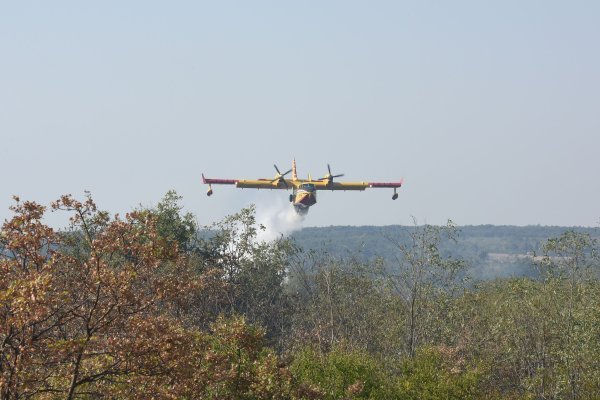 Ponovno buknuo požar kod Marčane, neka sela bez struje