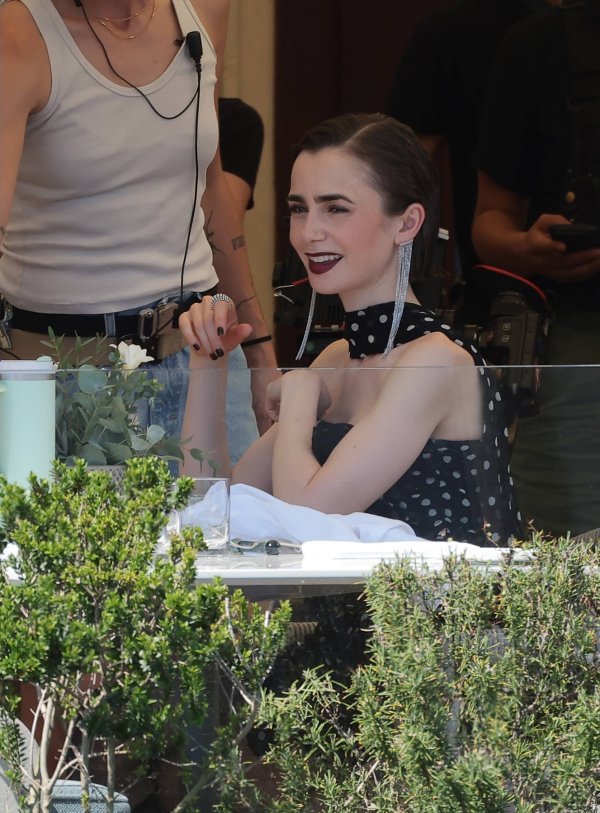 Lily Collins na setu pete sezone 'Emily u Parizu'