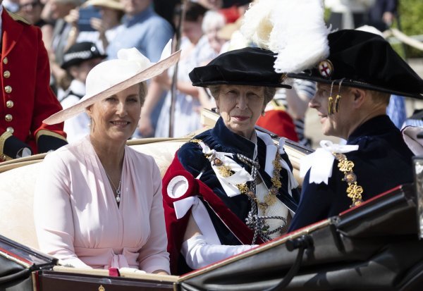 Princeza Anne (u sredini)