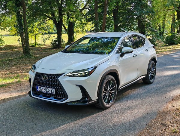 Lexus NX MY25 450h+ PHEV AWD 5D E-CVT Luxury iz 2025.