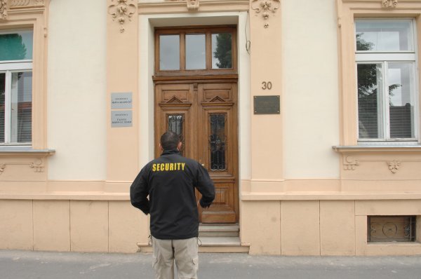 Zaštitarski poslovi vrlo su precizno i opširno regulirani Zakonom o privatnoj zaštiti