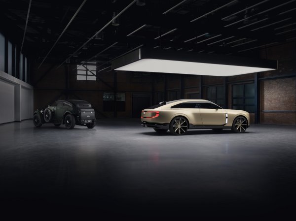 Bentley EXP 15 uz Bentley Speed Six Gurney Nutting Sportsman coupe iz 1930., često poznat kao 'Blue Train'