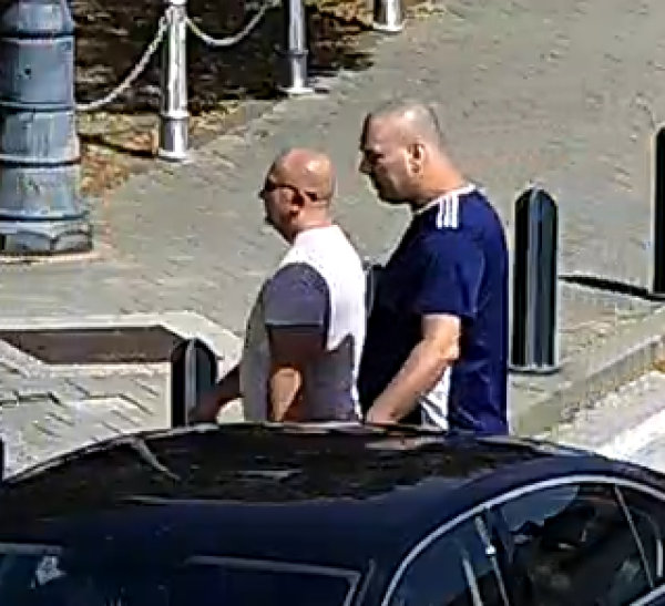 Policija traži muškarce s fotografije.