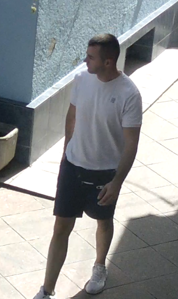 Policija traži muškarce s fotografije.