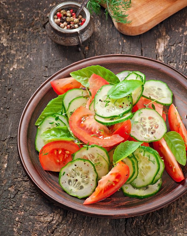Salata s rajčicom i krastavcima