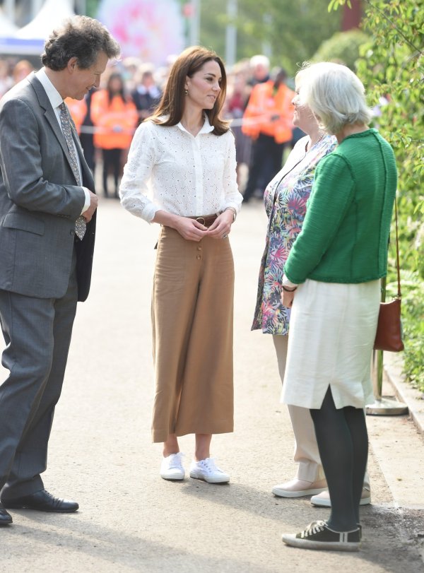 Kate Middleton u bijelim tenisicama Superga 2019. godine