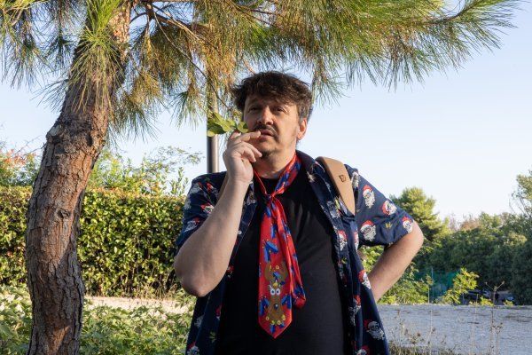 U ludizmu kojim njegov roman pršti ima puno toga aktualnoga, o čemu kao medij svakodnevno izvještavamo, rekla je glavna urednica tportala Dijana Suton