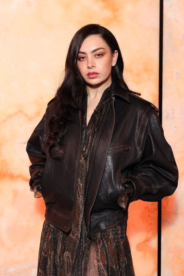 Charli XCX na reviji brenda Saint Laurent