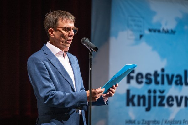 Upozoravajući na sve češče napade na kulturu, Serdarević se zapitao 'je li sve to uvertira u paljenje knjiga i ušutkavanje nepoćudnih'