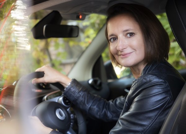 Katrin Adt je bila glavna izvršna direktorica marke Smart, a zatim glavna izvršna direktorica Mercedes-Benz vlastita maloprodaja Europe