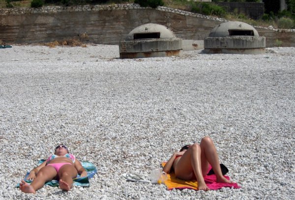 Sunčanje u blizini bunkera na plaži kod grada Dhërmija (26. lipnja 2006.)