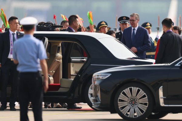 I Aleksandar Vučić, ugrožen teškom krizom u Srbiji, utekao je na margine samita u Tianjinu