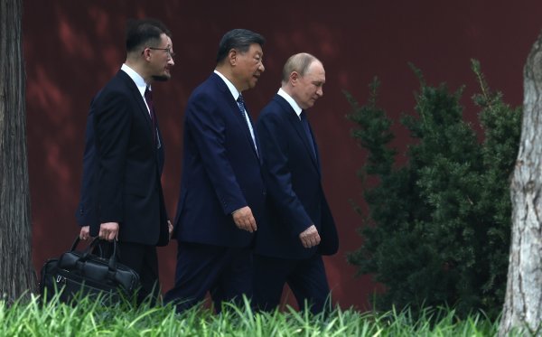 Xi Jinping (u sredini) i Vladimir Putin (desno)