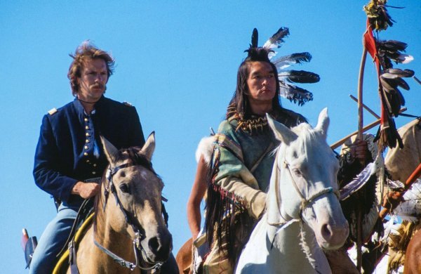 Kevin Costner i Graham Green u filmu 'Ples s vukovima' (1990.)
