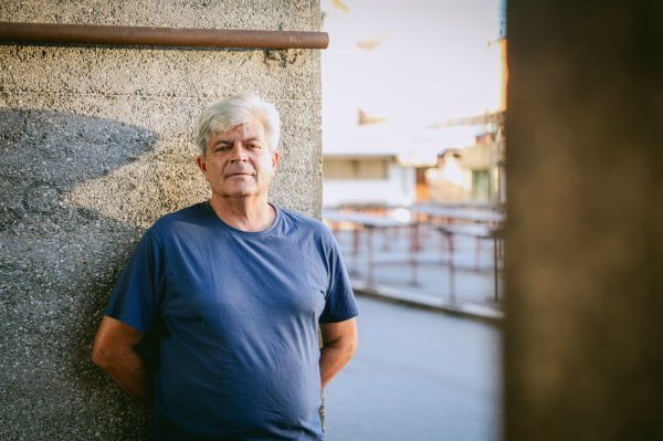 U romanu se otvara i pitanje koje mnogi sebi postavljaju u kriznim vremenima: jesam li lud ja ili je ludo sve oko mene?
