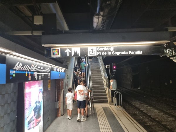 Uz imena stanica metroa uvijek je i verzija za slijepe i slabovidne