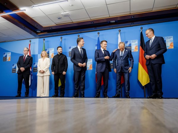 Keir Starmer, Giorgia Meloni, Volodimir Zelenski, Mark Rutte, Emmanuel Macron, Donald Tusk i Friedrich Merz