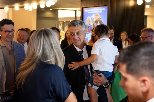 Andrej Plenković sa sinom na premijeri