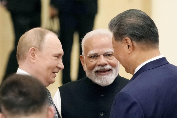 Zajednička fotografija Vladimira Putina, Narendre Modija i Xi Jinpinga