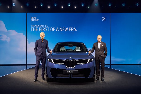 Oliver Zipse, predsjednik Upravnog odbora BMW AG-a (s desne strane) i Adrian van Hooydonk, voditelj dizajna BMW Grupe (s lijeve strane)