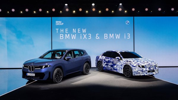 BMW iX3 i BMW i3 (desno)