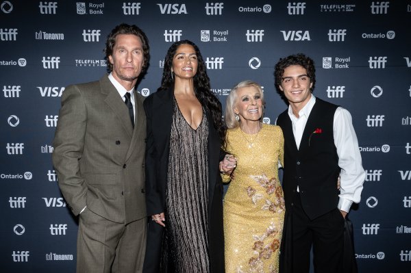 Matthew McConaughey, Camila Alves, Kay McConaughey i Levi McConaughey