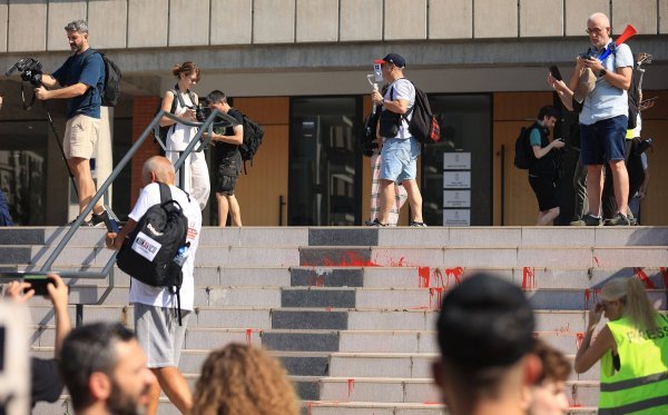 Prosvjednici su se okupili i ispred MUP-a
