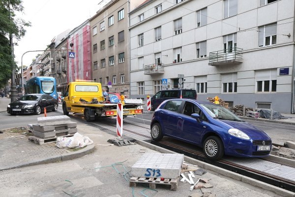 Vozilo upalo u raskopani dio pruge na Ribnjaku.