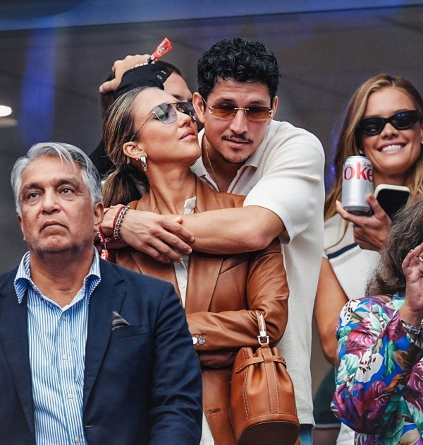 Jessica Alba i Danny Ramirez