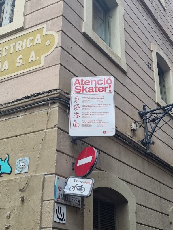Svuda u gradu nalaze se upozorenja o mogućem kršenju propisa za različite skupine - ova se tiče skejtera
