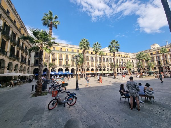 U kafićima na jednom od najljepših trgova u Barceloni - Placa Reial - rade uglavnom migranti i uvozni radnici
