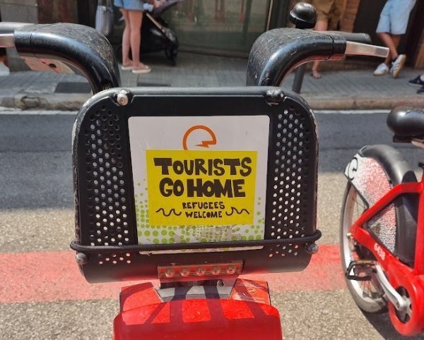 Poruke turistima možete pronaći posvuda, pa i na biciklima za najam
