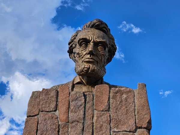 Spomenik 'ocu nacije' Abrahamu Lincolnu na odmorištu državne ceste u Wyomingu