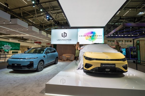 Leapmotor globalna premijera B05 (desno) i početak prodaje B10 u Europi