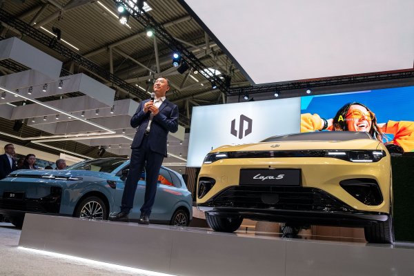 Leapmotor globalna premijera B05 (desno) i početak prodaje B10 u Europi