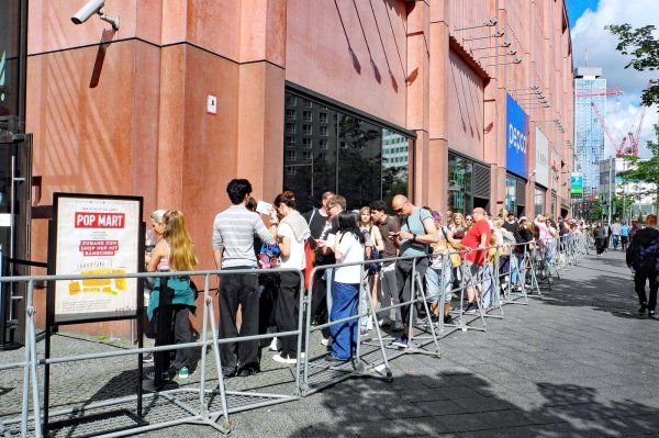 Ljudi čekaju ispred trgovina da bi kupili rijetke primjerke lutke Labubu